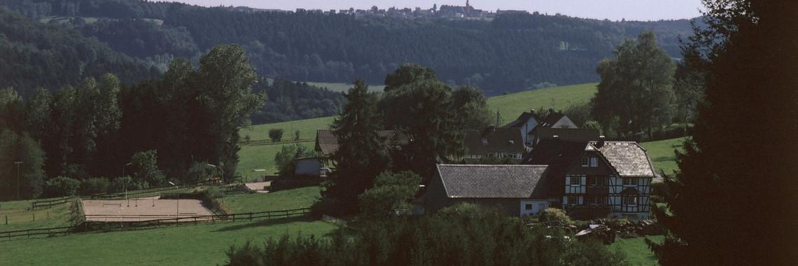 Area rurale caratterizzata da un uso misto di terreni agricoli con piccoli villaggi, Bergisches Land, vicino a Colonia / Germania (Foto: Alexandra KRUSE 2004) Aree rurali