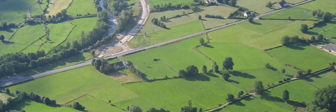 Close to the rivers we still find irregular more or less enclosed fields, passing over in forests, Accous, Pyrenees, France (Photo: Alexandra KRUSE 2008) Semi Bocage